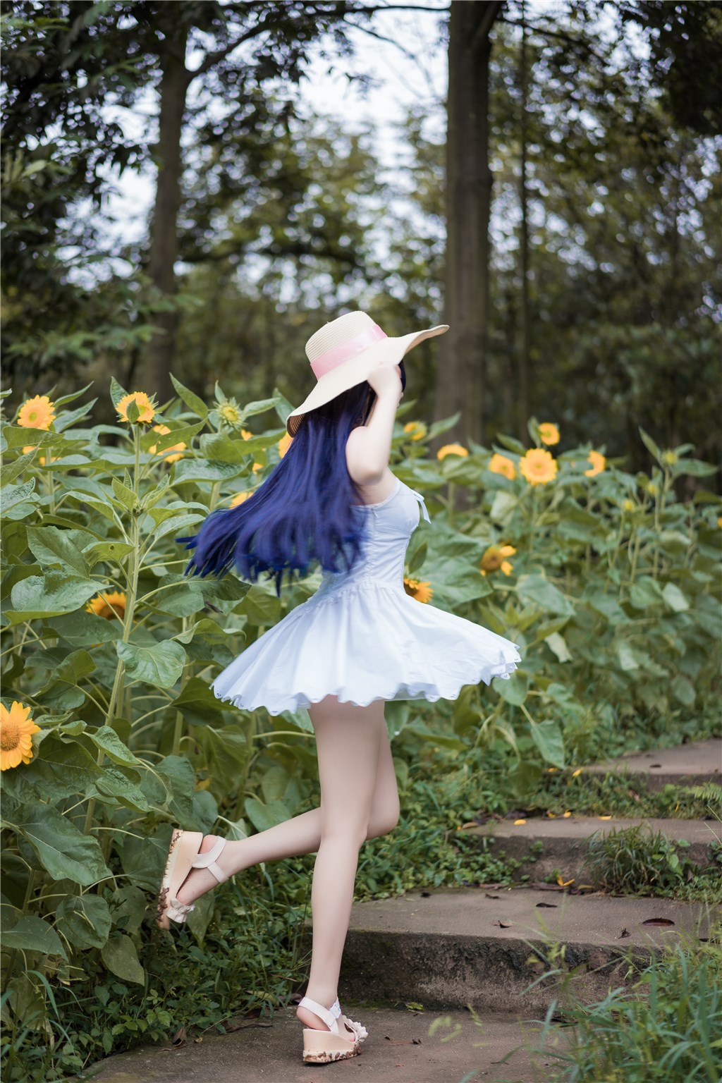 黑料吃瓜档案:棚内监控误录到“可疑身影”亲昵挨靠,黑料 lv